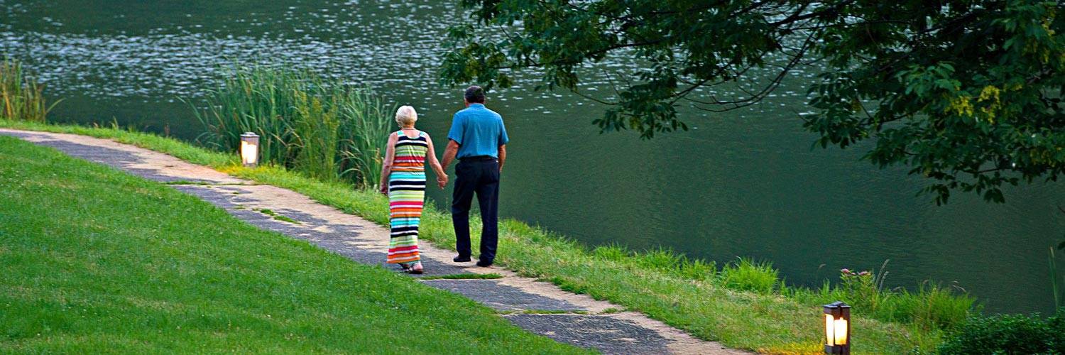 A couple strolling along the lakeside at Peaks of Otter Lodge