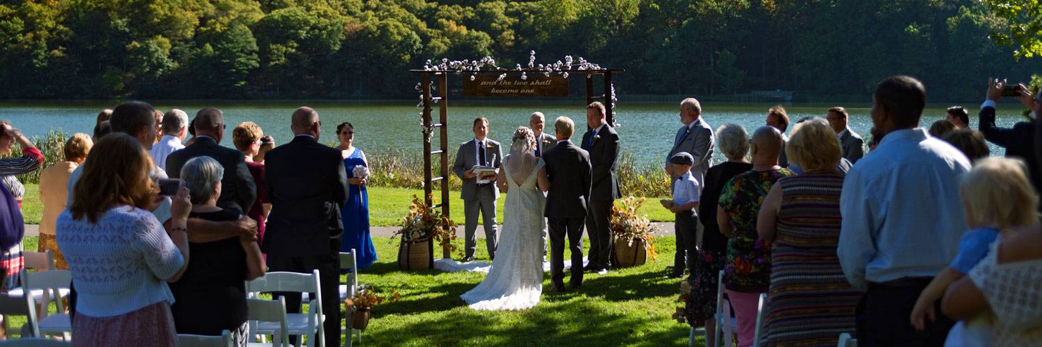 A beautiful lakeside wedding ceremony at Peaks of Otter Lodge